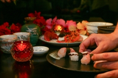 Chef terminando el plato de sushi