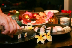 Chef terminando el plato de sushi