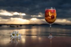 Foto de bebida fría con decoración tropical al poner del sol