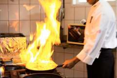 chef terminando plato con fuego